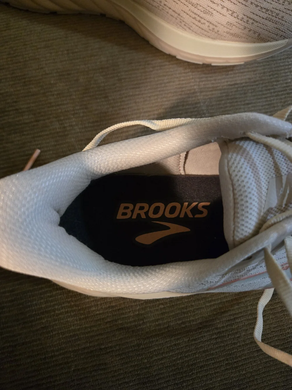 Brooks Woman Running Sneakers in Cream with Peach Accents